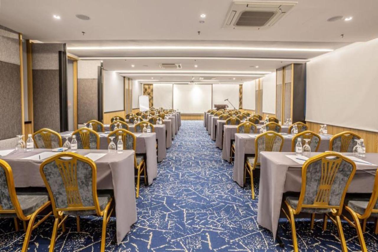 Hotel Fives Centre 3*
